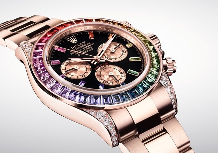 腕表中层表壳镶嵌了56颗圆形切割钻石，与18ct永恒玫瑰金表壳相较之下更显突出