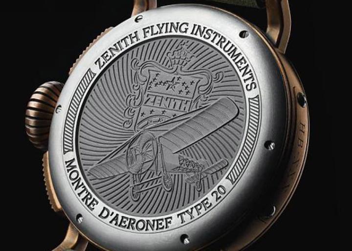 钛金属制成的底盖特色在于亲肤性较高，同时期上还镌刻路易．布莱里奥于1909年戴着真力时手表飞越英吉利海峡时驾驶的飞机图案