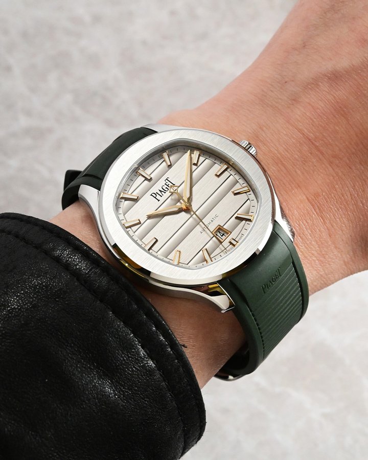 PIAGET Polo Signature 系列作品以纤薄外型呼应着 1970 年代以来新贵阶级对 "颠覆性美学" 的追求，并体现了雅致的休闲时尚。