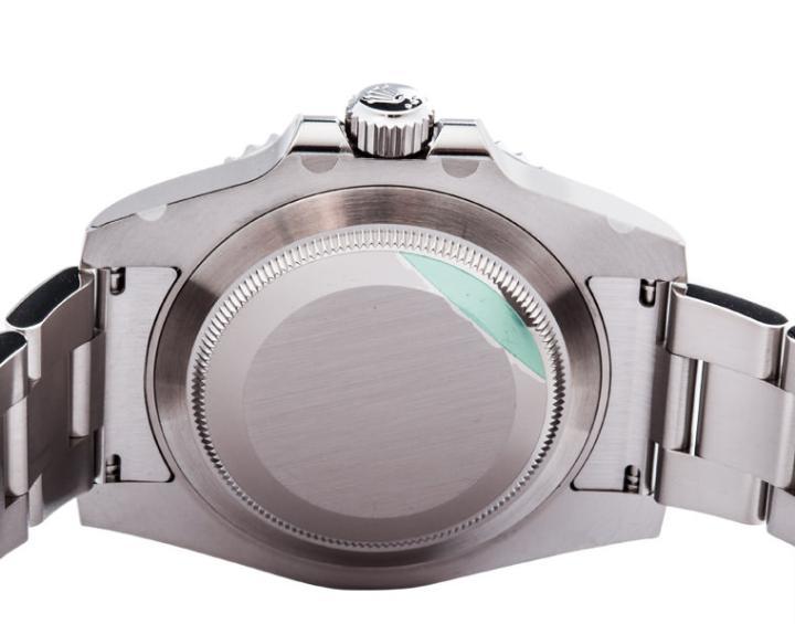 3135具有劳力士现在常见的Parachrom蓝色游丝，不过在2008年改款当时可是品牌旗下最高规格，而且目前版本也通过劳力士自家最新检测标淮，品质又更精实了