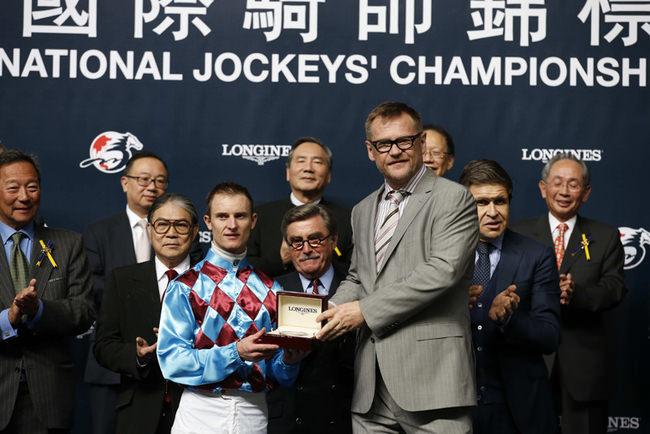 斯沃琪集团（香港）董事总经理卢克勤先生致送纪念品予「浪琴表国际骑师锦标赛」亚军骑师潘顿 (Zac Purton)