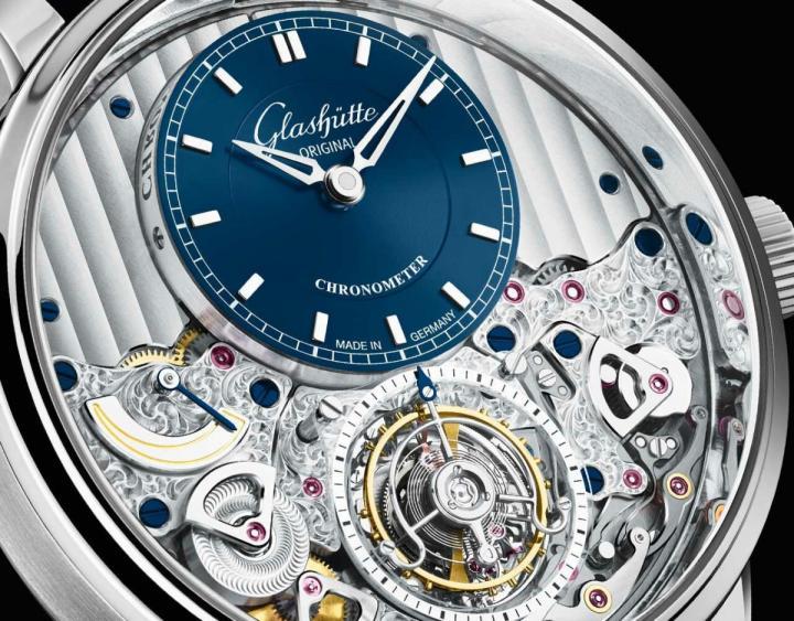 腕表搭载58-05机芯，机芯为每小时21,600震频，动力储存可达70小时由9点钟位置的动力储存显示器指示