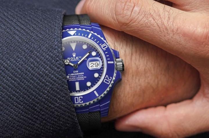 同样是蓝色面盘的水鬼潜水表，Deep Blue Quartz Fiber由于表壳也是蓝色，佩戴在手上十分引人注目。Source：Designa Individual Watches