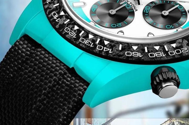 表壳启用石英纤维制成，不过这次没有留下分层水平线，使得蔚蓝色呈现更为一体化的饱和度。Source：Designa Individual Watches