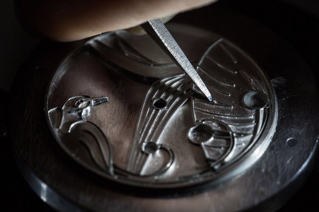  Lady Arpels Jour Nuit Oiseaux de Paradis腕表由传统工艺技师精心妆点表盘