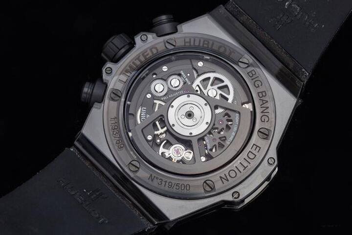 这是一枚充满HUBLOT色彩的机芯之一，藉由HUBLOT Big Bang Unico黑色蓝宝石彩宝腕表无论从正面或背面都能欣赏到机芯的精巧结构