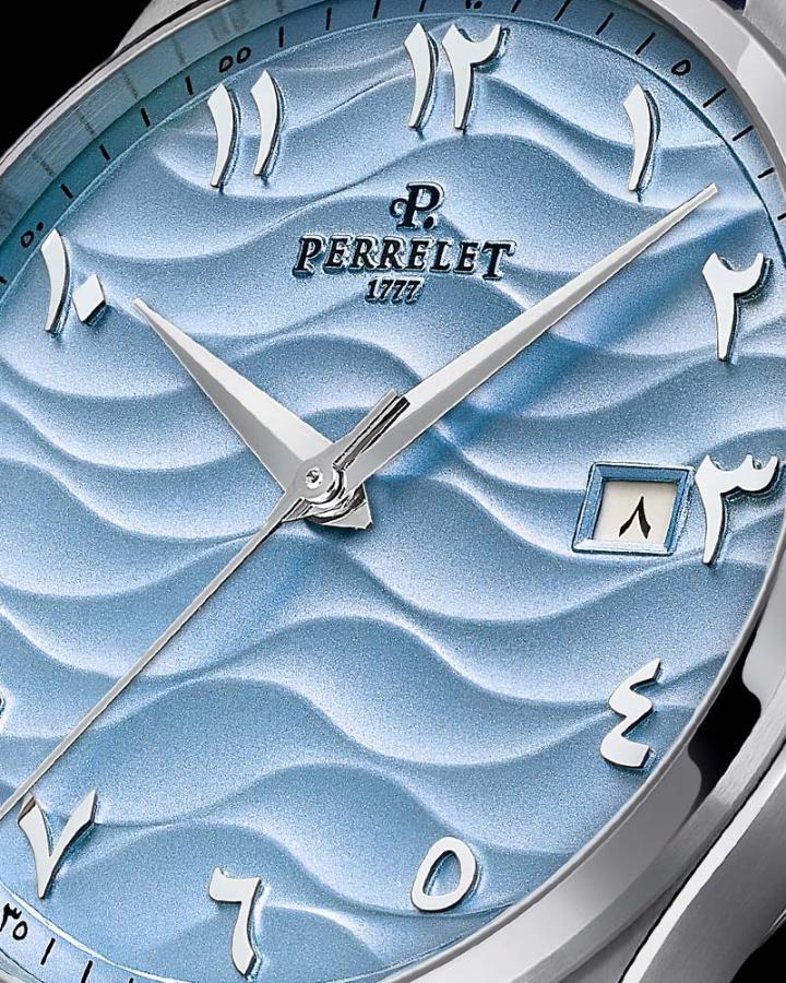 Arctic Dunes 苍域之丘腕表最迷人的焦点，是那片清澈而安静的水蓝色面盘。其纹理源自流动的意象，如水的波纹，也如风在大地上留下的痕迹，层层起伏，仿佛时间在其间缓慢呼吸。