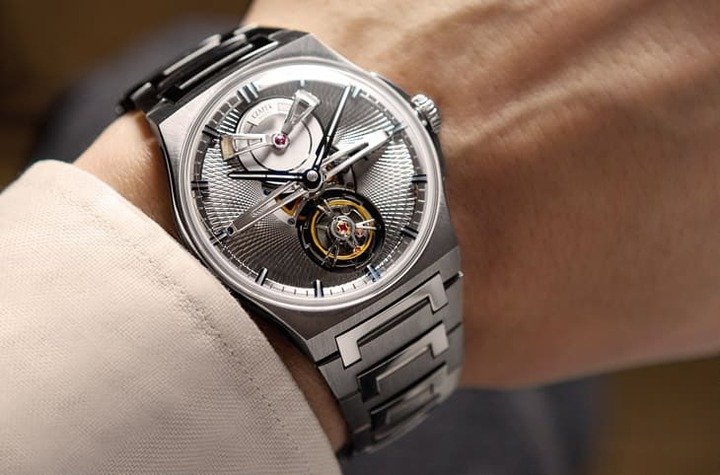 以不锈钢制作的Antarctique Tourbillon分别有三种面盘颜色款式，其中灰面的Secret Alloy为唯一限量版本，别具收藏意义。