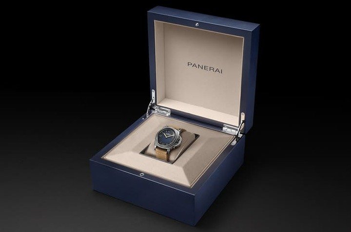 PAM02025拥有蓝色木制表盒，内部则是卡其色绒面尽展高雅收藏品味。