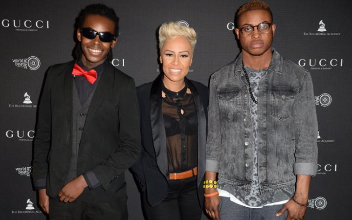 苏格兰女歌手艾梅丽•桑德与与两名音乐专业学生