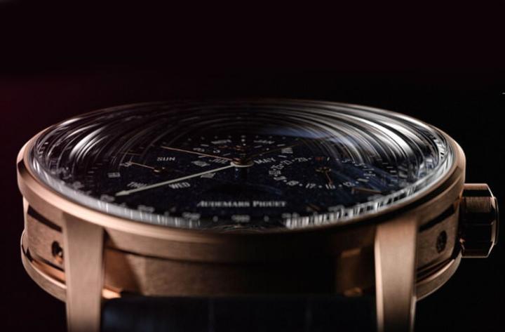 表镜的外侧为单一轴向的2D曲面，内侧则是两个轴向的3D曲面，是相当繁复的镜面作法，当从斜角看进去时会看到奇妙的光线折射。相对于表镜表圈本身是平面的，因此镜面的弧度走到边缘时还得对应表圈形状