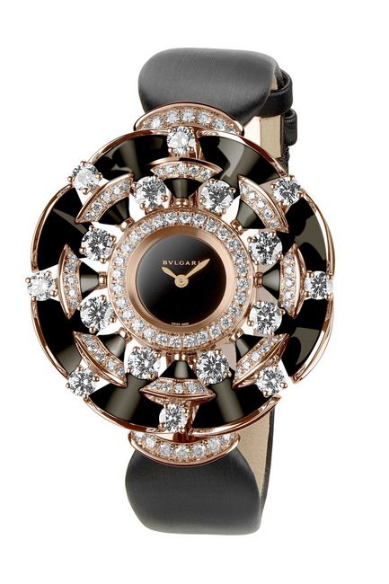  BVLGARI Diva腕表的几何图案以细致的花冠烘托，迸射华光