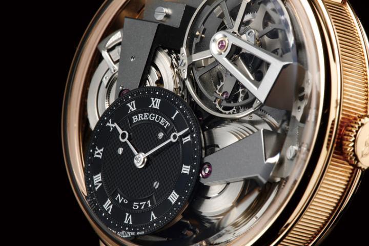 宝塔轮、发条盒、陀飞轮和时分盘大致上分别佔据了表面的四隅，构图尚称均衡。发条盒上有一个同轴的动力储存显示，以50小时的储能来说这段刻度稍嫌短了点