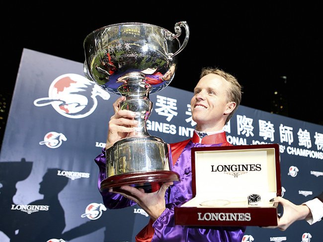 浪琴表国际骑师锦标赛」冠军骑师麦维凯 (Kerrin McEvoy) 获赠一枚LONGINES Conquest Classic腕表