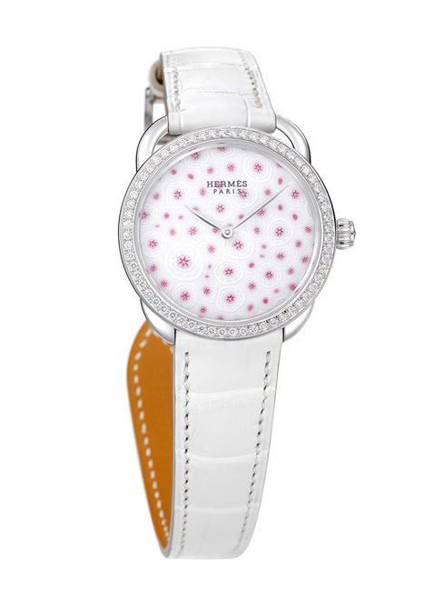 Arceau Millefiori 34mm腕表搭配云白色短吻鳄鱼皮表带，表壳壳镶嵌60颗钻石