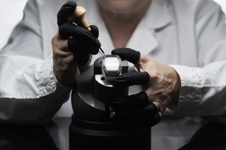 RICHARD MILLE 自设有宝石镶嵌工坊，无论是 Carbon TPT® 碳纤维或高科技陶瓷这类出了名坚硬的现代材质，在上面镶嵌宝石都不成问题。
