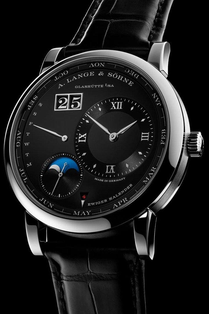 朗格2023年推出以铂金为表壳，搭配黑色面盘的Lange 1 Perpetual Calendar。