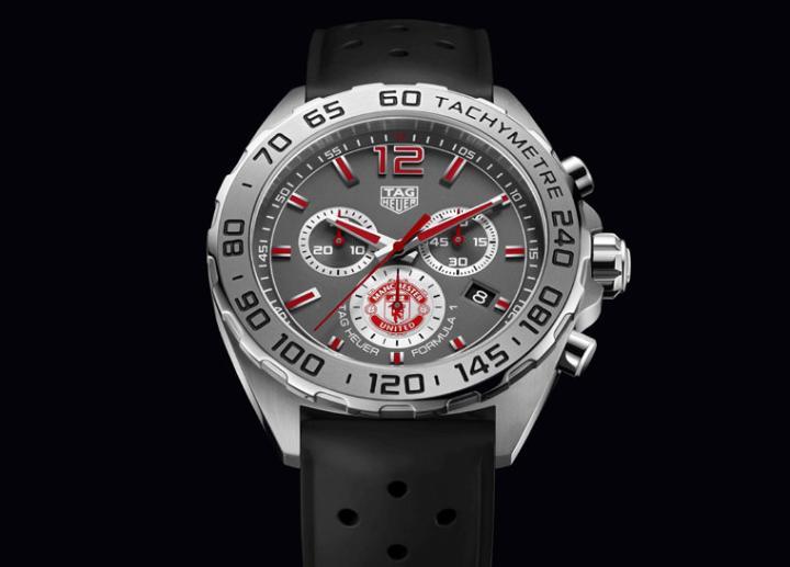 TAG HEUER另在Formula 1系列中推出搭载石英机芯的曼联特别版计时码表，面盘6点方向结合曼联队徽的小秒盘尤其吸睛