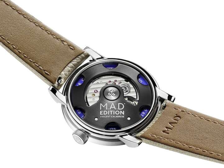 以 La Joux-Perret G111 自动上链机芯为基础，搭配 MB&F 研发的双向跳时与循序分钟模组的机芯上的自动上链摆陀，镌刻有 "M.A.D. EDITION VINCENT CALABRESE" 字样。