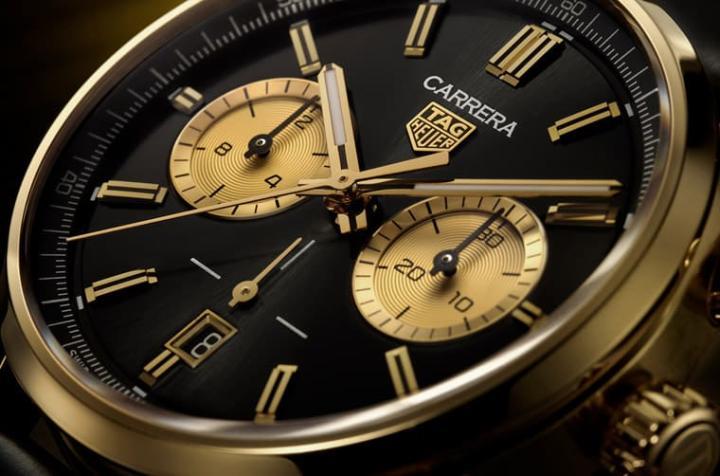 黑色太阳纹面盘搭配azuré环形纹镀金小表盘，包括时标和指针也采镀金处理，营造手表低调奢华的风格。