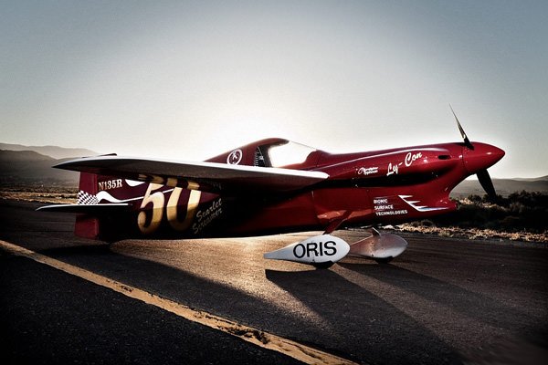 Oris赞助的AirRacing飞机 机身上的红黄色数字50代表飞机的起航号码