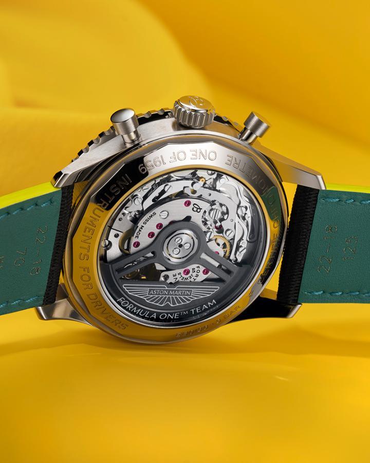 雾黑色自动盘专为此限量表款研发，由镀上高耐久性的 PVD (物理气相沉积) 的钨制成，并饰有 Aston Martin Formula One™ Team 的标志。