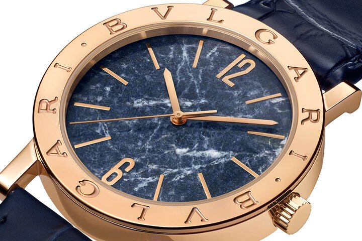 全新BVLGARI BVLGARI纪念表款，以大理石表盘呈现，分别推出表径26毫米与38毫米两种尺寸。闪耀不凡的大理石自古以来象征罗马的宏伟与永恒，如今在宝格丽的诠释下，犹如珍稀宝石般被悉心打磨与雕琢，体现品牌对材质的尊重与极致工艺。