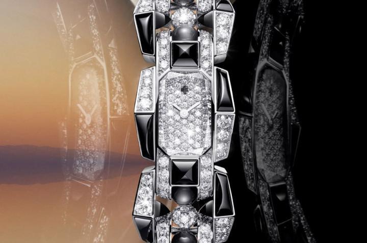 卡地亚创意珠宝新作Clash [Un]limited结合贵金属、宝石与独特造型美学，散发出高雅华丽的气韵。