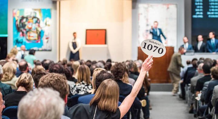 传统拍卖会模式因为新冠肺炎的影响而受到冲击，不过这也可能带动人们参与拍卖活动习惯的转变