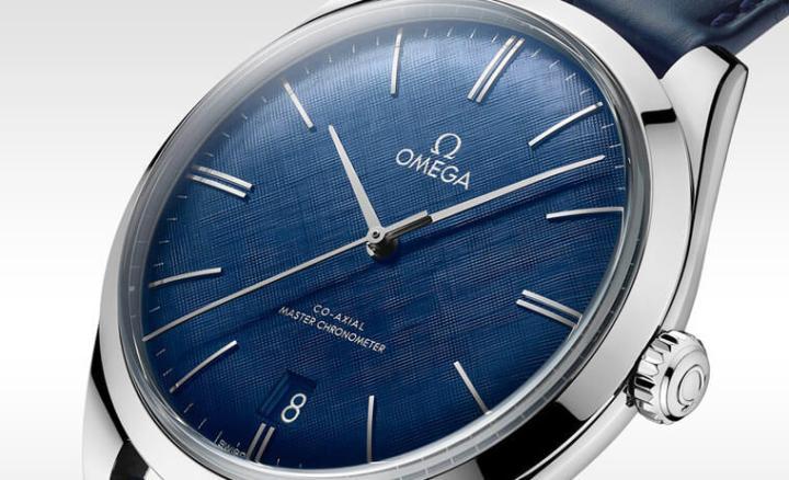 不锈钢款中最引人注意的就是面盘采用黄铜印花图案的蓝面款，它纵横交错的纹路使得单色的蓝面变得更有视觉层次，同时不锈钢款也额外在6点方向设有日期窗以与贵金属款区隔