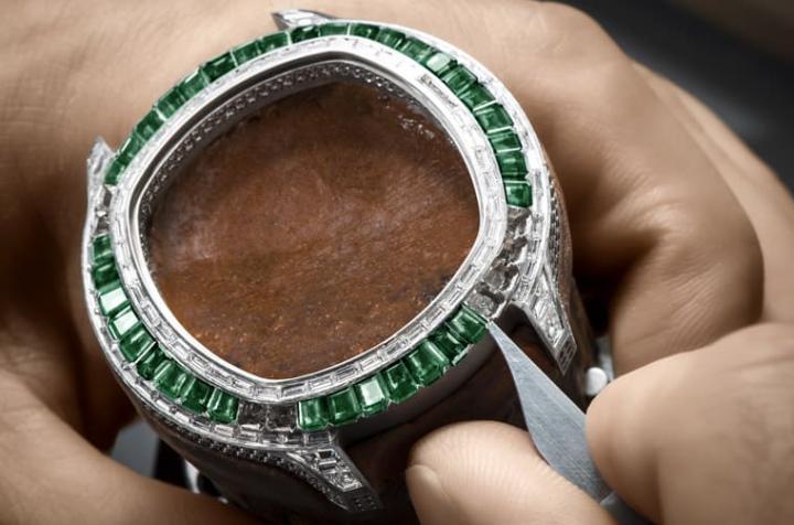 Polo Emperador祖母绿钻石镂空陀飞轮的表壳镶上相当大量的宝石，尤其表圈上的祖母绿型切割祖母绿宝石格外吸睛。