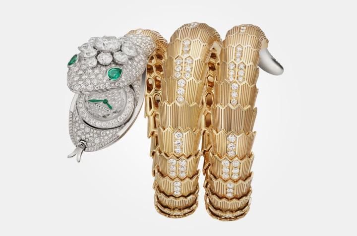 黄K金与白K金打造的款式集高级制表与顶级珠宝之最于一身，令人目眩神迷：蛇身化作双圈黄金表带，环绕腕间。