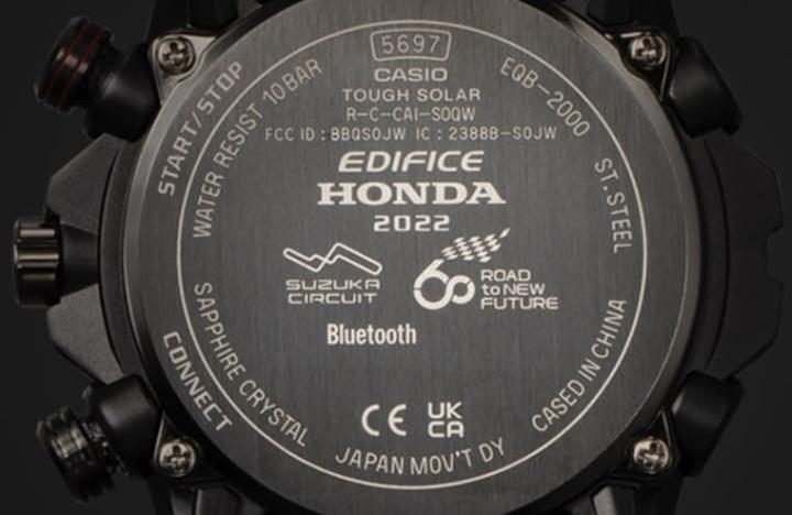 EQB-2000HR底盖刻印双方品牌标志与铃鹿赛道60周年标志。