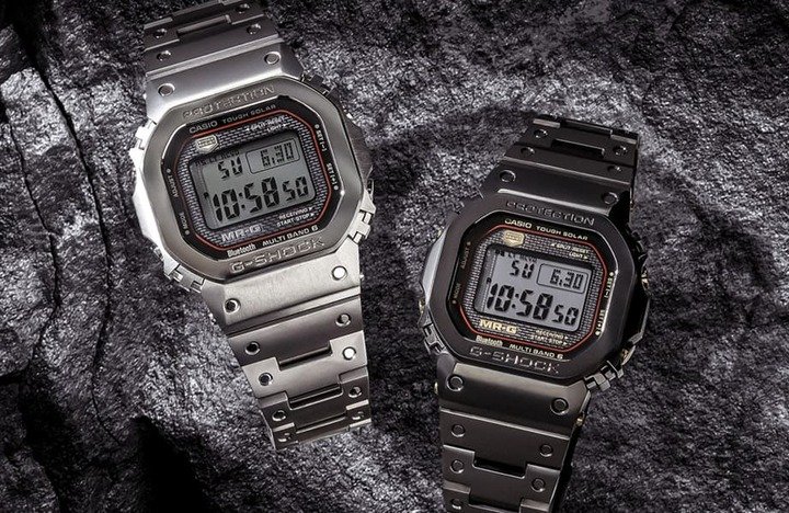 G-SHOCK MRG系列新作一样以DW-5000C为原型，并采用高级钛合金材质制作表壳，提供轻量且坚固的佩戴与保护性。