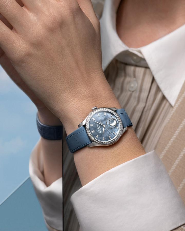 全新小夜曲月相腕表精准捕捉转瞬即逝的空灵之美，同时彰显现代建筑的力量与存在感。