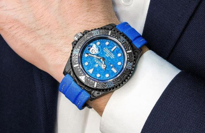 海使改成碳纤维表壳搭配水晶钛面盘焕然一新，蓝色调的运用赋予手表一股清爽活力，上手后相当抢眼。Source：Designa Individual