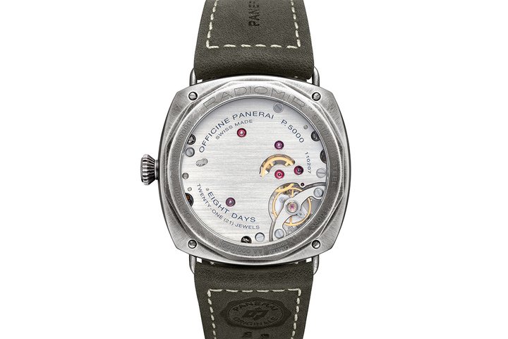 PAM02088 搭载 P.5000 机芯，可从镂空表背一览其精密结构。此款手动上链机芯具备 8 日动力储存，是沛纳海腕表历史上最经典的特色之一。