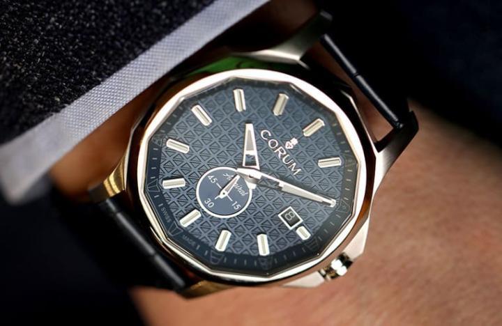 昆仑表2019年开创出石榴裂纹面盘，替手表增添视觉层次，如今是首度应用在42mm的款式上。