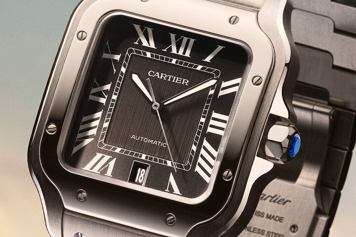 Santos de Cartier 腕表，黑色表盘混搭缎面饰面和阳光射线纹饰，七边形表冠镶嵌一颗多刻面蓝色合成尖晶石，搭配缎面效果表壳，令整体平添美感。