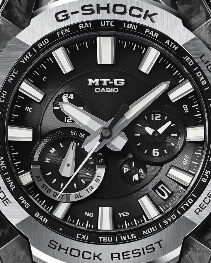 棱角分明且深邃的表盘设计流露细腻韵味