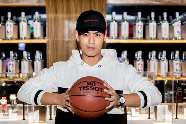 潮流模特精彩演绎天梭时捷系列NBA球队特别款腕表