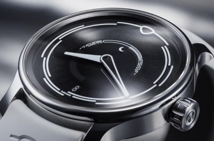 部分透明的金属化蓝宝石表盘营造 “反转” 光影效果，月相置于上半部，以进度条形式呈现，整体格局前卫、具未来感，带来太空般的视觉体验。