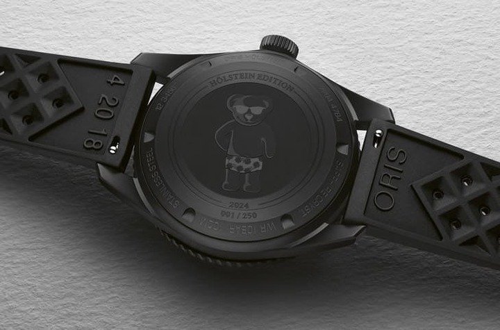 表背镀黑实底盖刻有穿着泳裤的ORIS Bear图案让人感受夏天氛围，同时手表的限量编号也刻于此处。