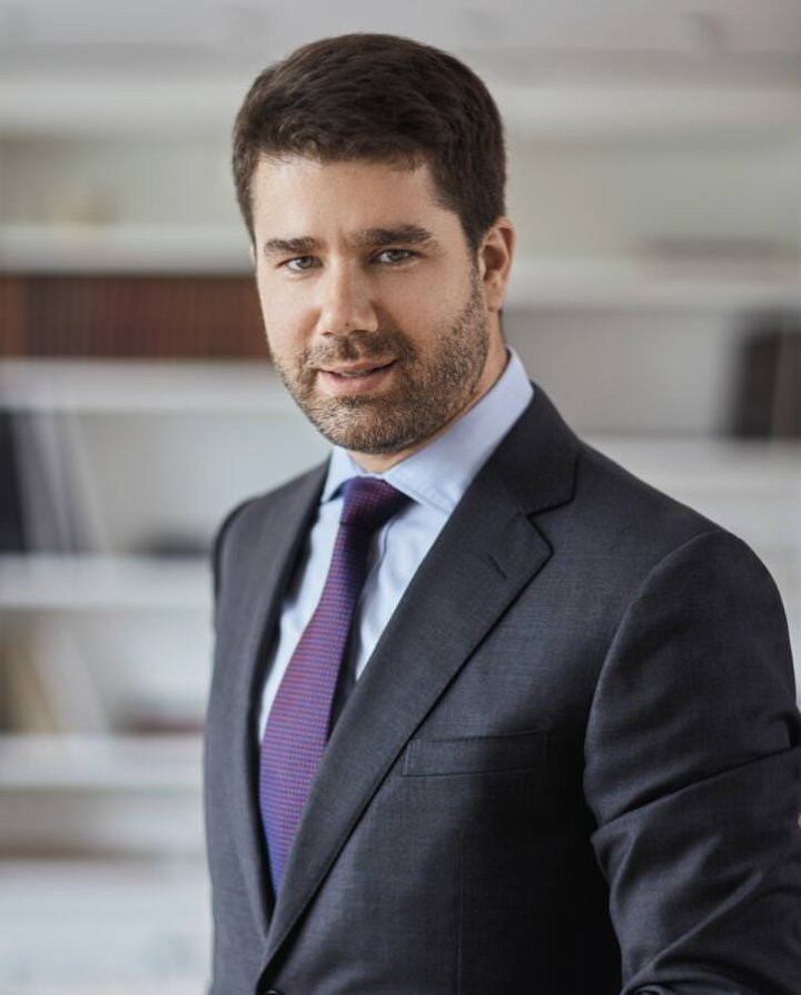 为了显示新媒体对于品牌宣传的重要性，Baume & Mercier 名士表新总裁Geoffroy Lefebvre 在其社交媒体账号上上传了几张品牌复古腕表的照片