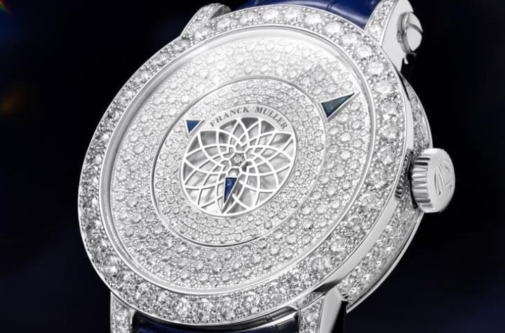 面盘密镶 237 颗明亮切割钻石，呈螺旋形排列，时分秒由三角形宝石或彩色宝石精准指示。