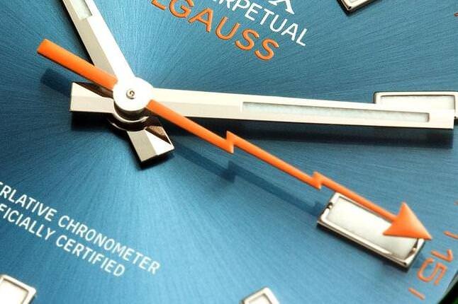 07'年推出新一代的Milgauss，标志性的闪电指针大胆换上了橙色，与镜面侧缘的绿，打造出很时尚的调性，难怪会有人说是冲着这个指针而入手Milgauss
