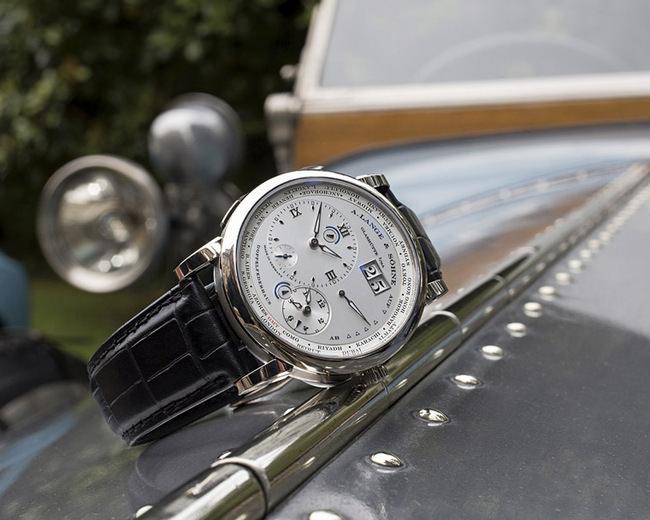  在1913年劳斯莱斯「银色幽灵」散热器上的LANGE 1 TIME ZONE特别型号，此表将赠予最优雅古董汽车的得主