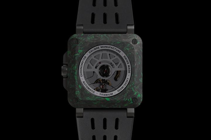 BR-X3 Night Vision 装配 Kenissi 机芯厂专为 Bell & Ross 研发的 BR-CAL.323 自动机芯，机芯拥有 70 小时动力储存，运作高度精准，获瑞士精密时计测试中心 (COSC) 认证。