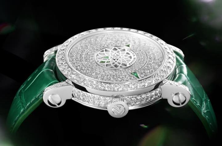 表壳直径 39mm，提供 18K 玫瑰金或白金，并可选镶嵌明亮或长方形切割钻石表圈，奢华精致。