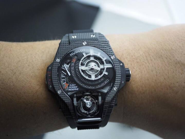 MP-09双轴陀飞轮腕表一共推出钛金属、钛金属镶钻、3D 碳纤维以及仅限量一只的皇金镶钻款式